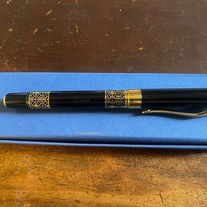 Elegante Bolígrafo Negro con Detalles Dorados y Ornamentación Geométrica - imagen 4