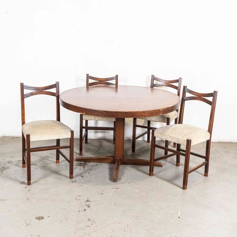 Lote siguiente: Mesa de comedor circular y cuatro sillas tapizadas