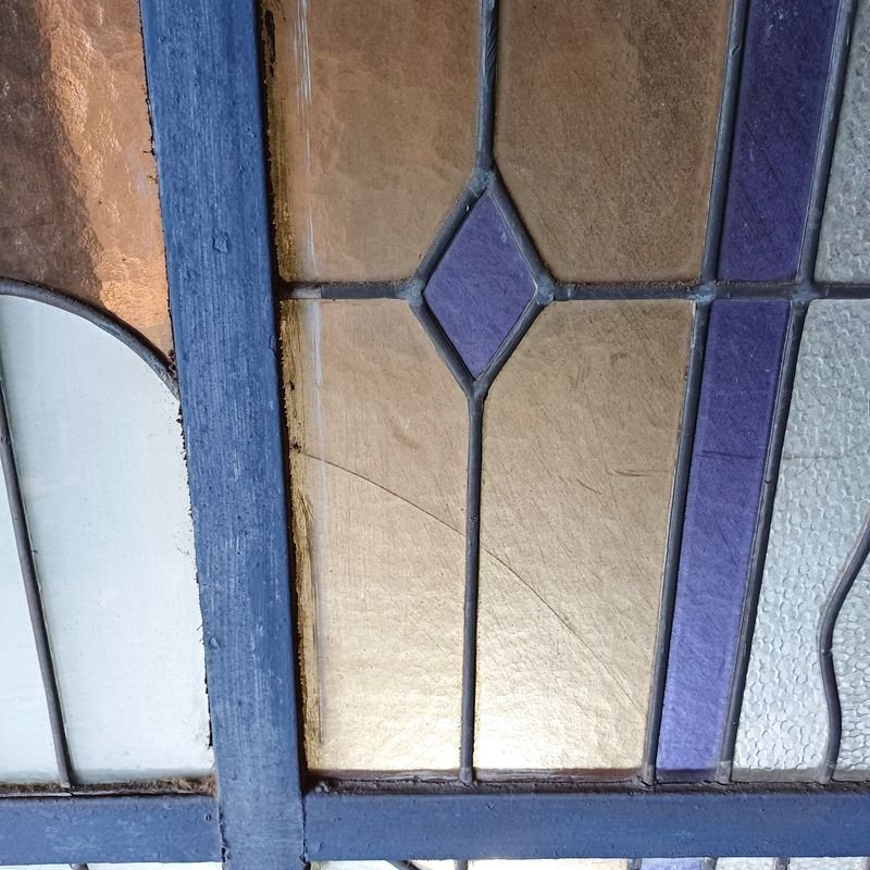 Ventana de hierro con vitrales y marco arqueado - imagen 2