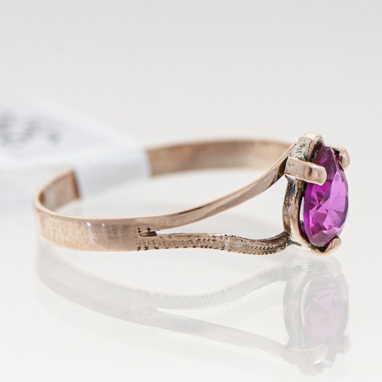 Anillo de oro con piedra roja - imagen 2