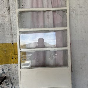 Puerta Antigua de Metal con Vidrios y Cortina - imagen 9