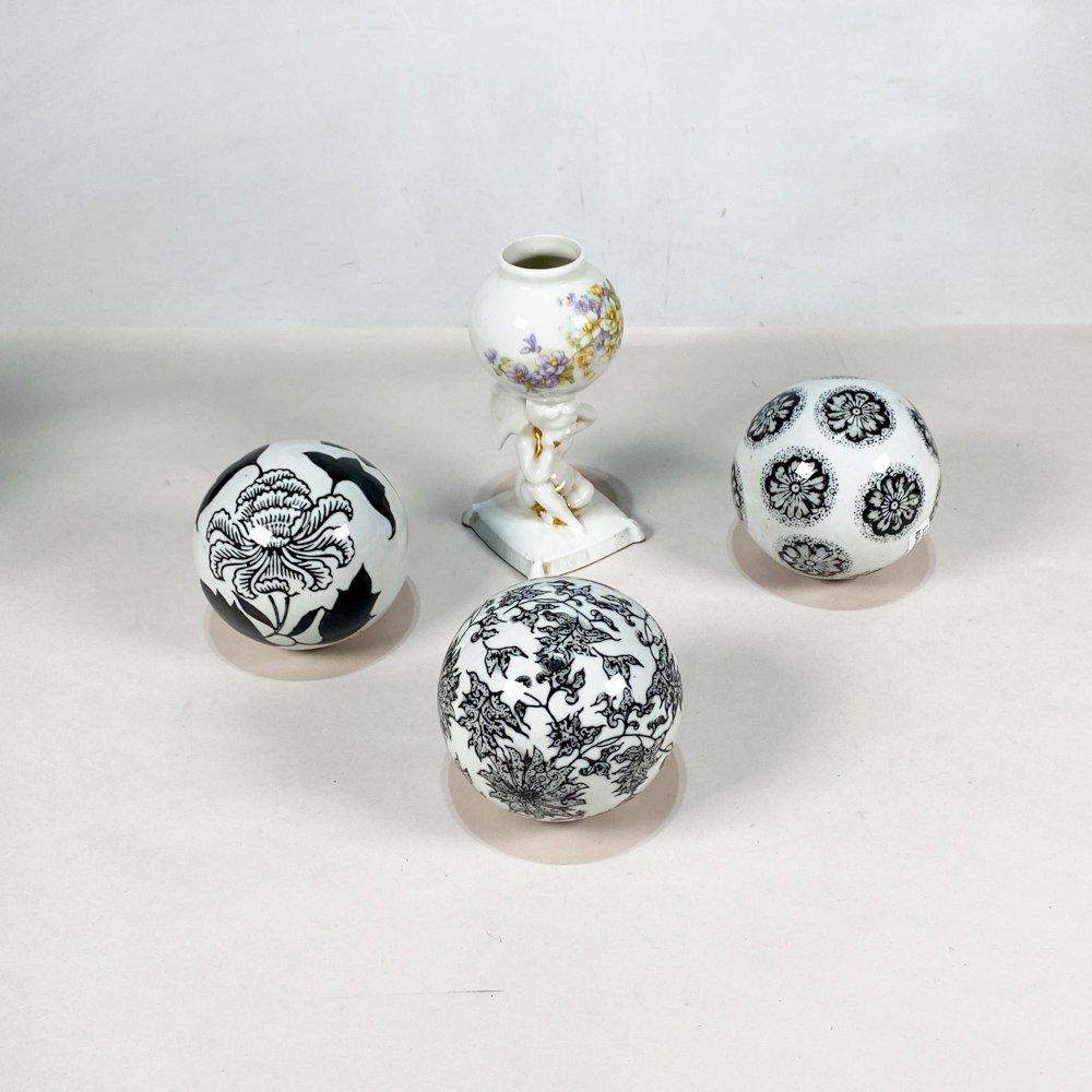 Lote siguiente: Tres bolas en loza blancas con diseño en color negro y mate