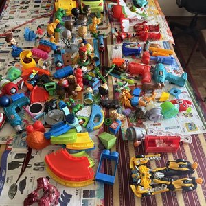 Lote Grande de Juguetes Variados: Figuras, Vehículos y Disfraces - imagen 6