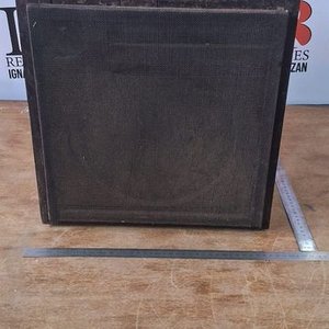 Lote siguiente: Parlante Antiguo de Madera con Rejilla Frontal