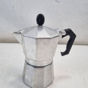 Lote anterior: L 344 - 1 Pieza - Clasica cafetera moka italiana de diseño octogonal para 3 pocillos con asa en color negro, ideal para amantes del buen cafe