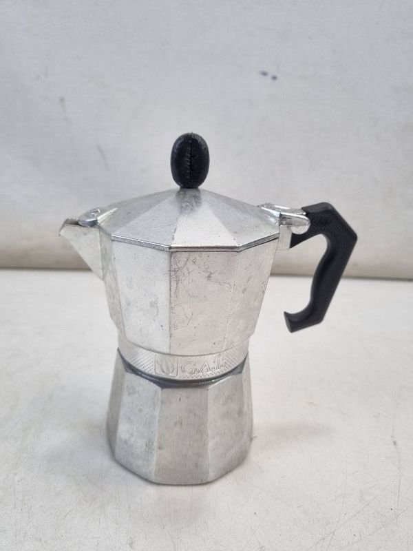 L 344 - 1 Pieza - Clasica cafetera moka italiana de diseño octogonal para 3 pocillos con asa en color negro, ideal para amantes del buen cafe