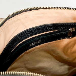 Cartera Negra de Cuero con Correa Beige Marca Prüne - imagen 3