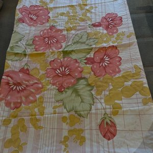 Mantel de Tela con Diseño de Flores Rosas y Hojas Verdes - imagen 2