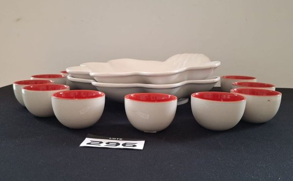 Conjunto de 10 Tazas Blancas con Interior Rojo y 2 Fuentes Concha - imagen 1