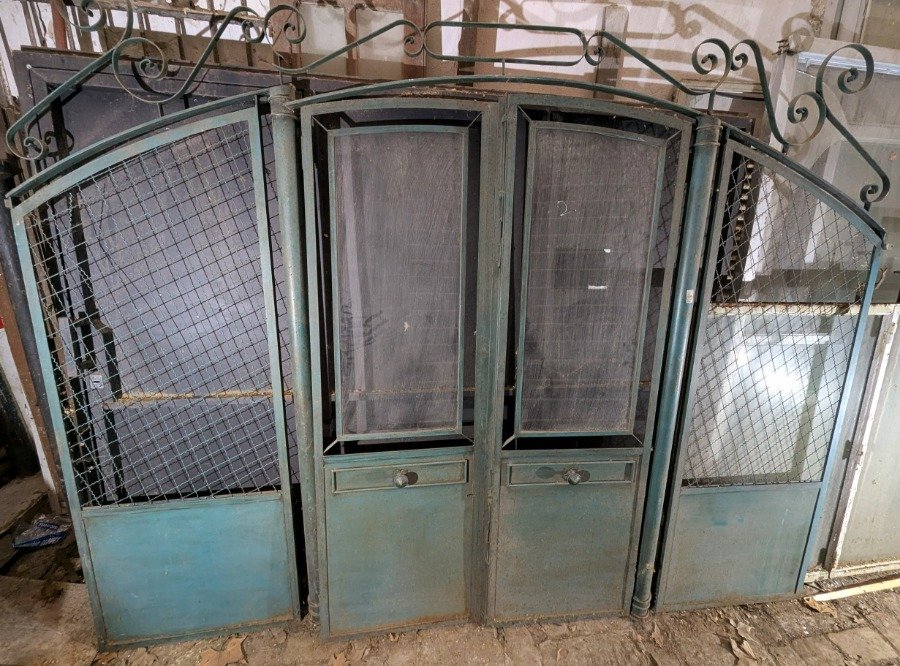 Lote anterior: Puerta de hierro antigua para jardín