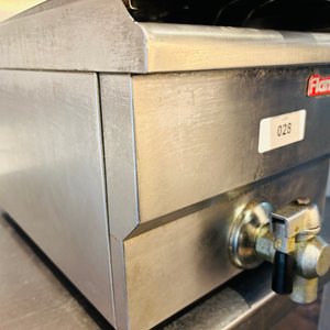 Lote #028 – Fritador eléctrico Flamemax, de mesa,  de un servicio, con estructura de acero inoxidable y canasto - imagen 3