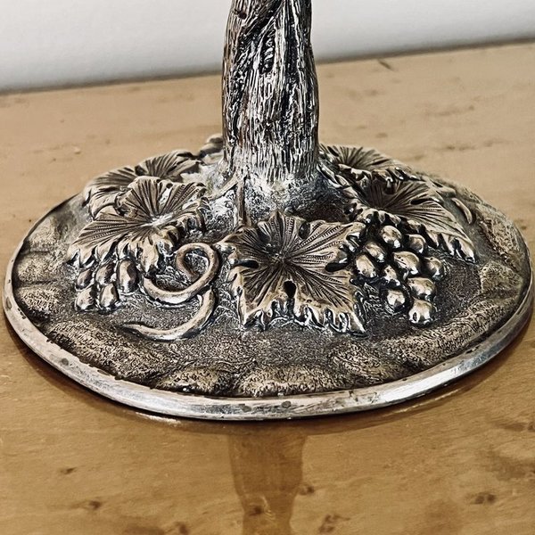 Cálizes antiguos de plata con diseño en relieve - imagen 3