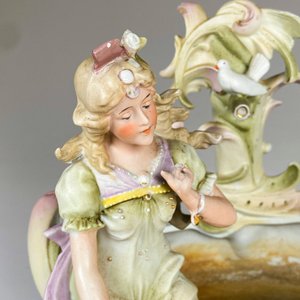 Jardinera de biscuit figura dama sentada, altura 25 cm - imagen 3