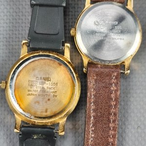 Dos Relojes Casio Dorados Analógicos con Mallas de Cuero y Goma - imagen 5