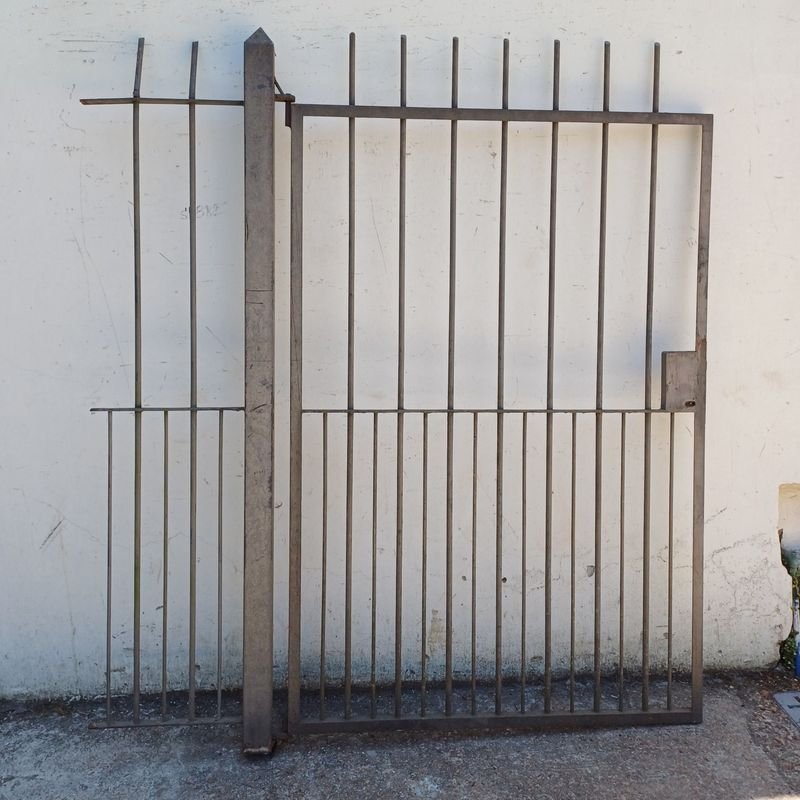 Puerta de reja en varilla de 16mm y 10mm, con parante y tramo fijo - imagen 4