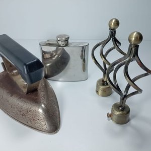 Lote siguiente: Plancha Antigua de Hierro, Petaca de Acero Inoxidable y Punteras de Bronce
