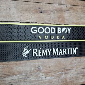 Lote siguiente: Dos Posavasos de Goma para Barra con Logos