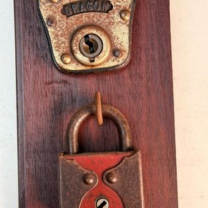 4 Candados Antiguos de Colección Montados en Madera - imagen 5