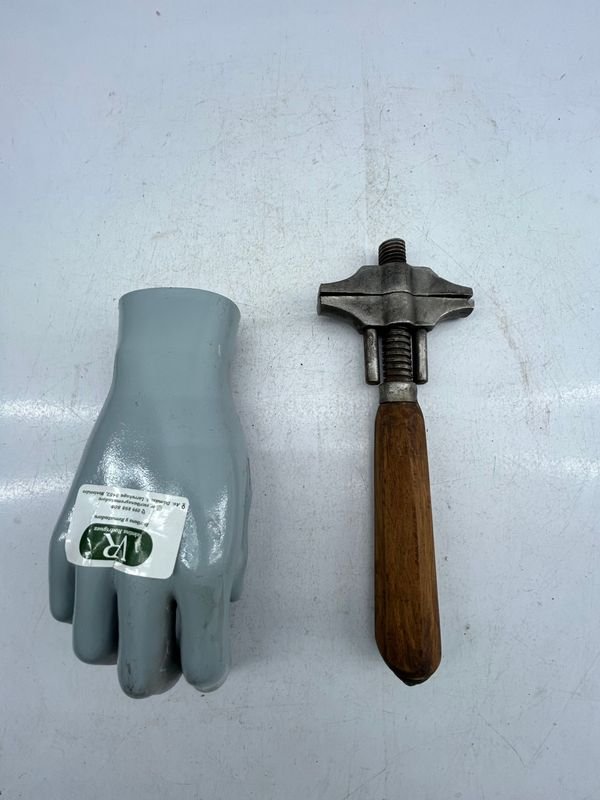 Llave Ajustable Antigua de Doble Mordaza con Mango de Madera