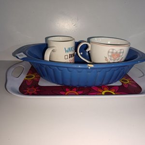 Fuente Ovalada Azul con Dos Tazas y Bandeja Decorada - imagen 2