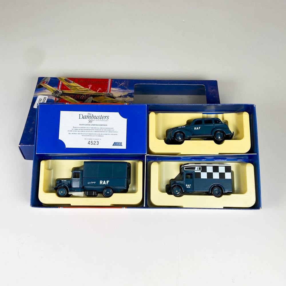 Caja con tres autitos coleccion