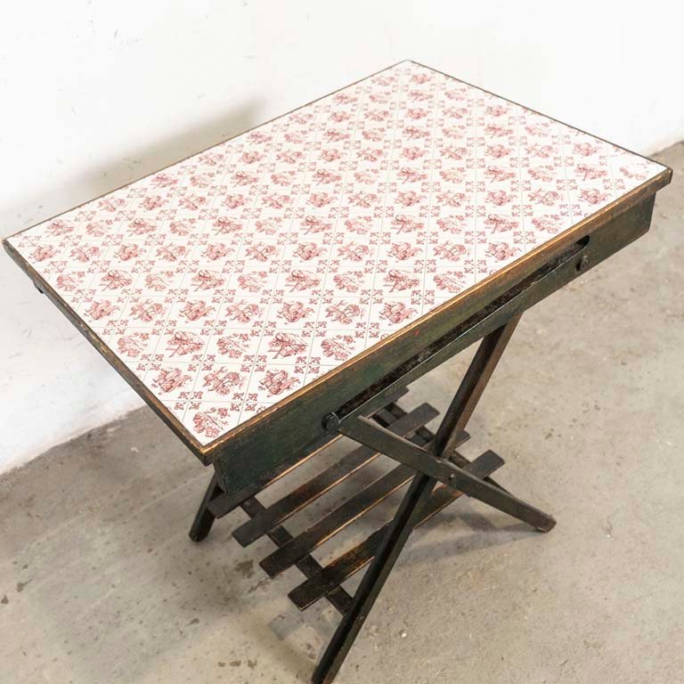 Mesa plegable de madera con tapa y detalles en el lustre - imagen 2