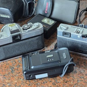 Lote de 3 Cámaras Fotográficas Vintage Canon Japonesas con Accesorios - imagen 8