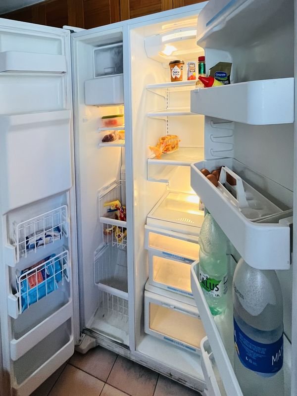 Gran heladera marca White Westinghouse con freezer 2 puertas - imagen 3