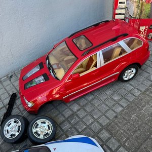Dos autos a escala grandes, uno rojo y uno blanco, para niños - imagen 3