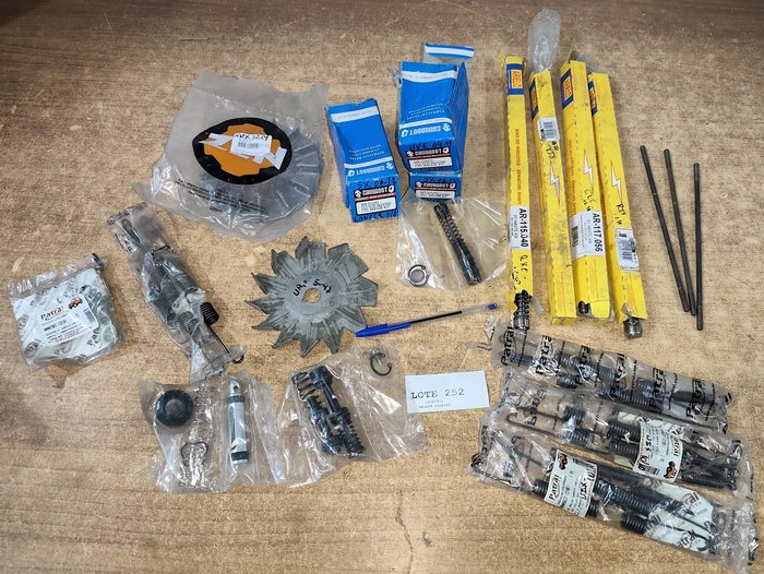 Lote siguiente: Colección de repuestos para patines y embragues en buen estado