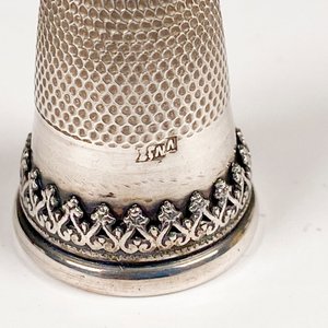 Dedal de Plata con Interior Vermeil y Detalles Ornamentales - imagen 4