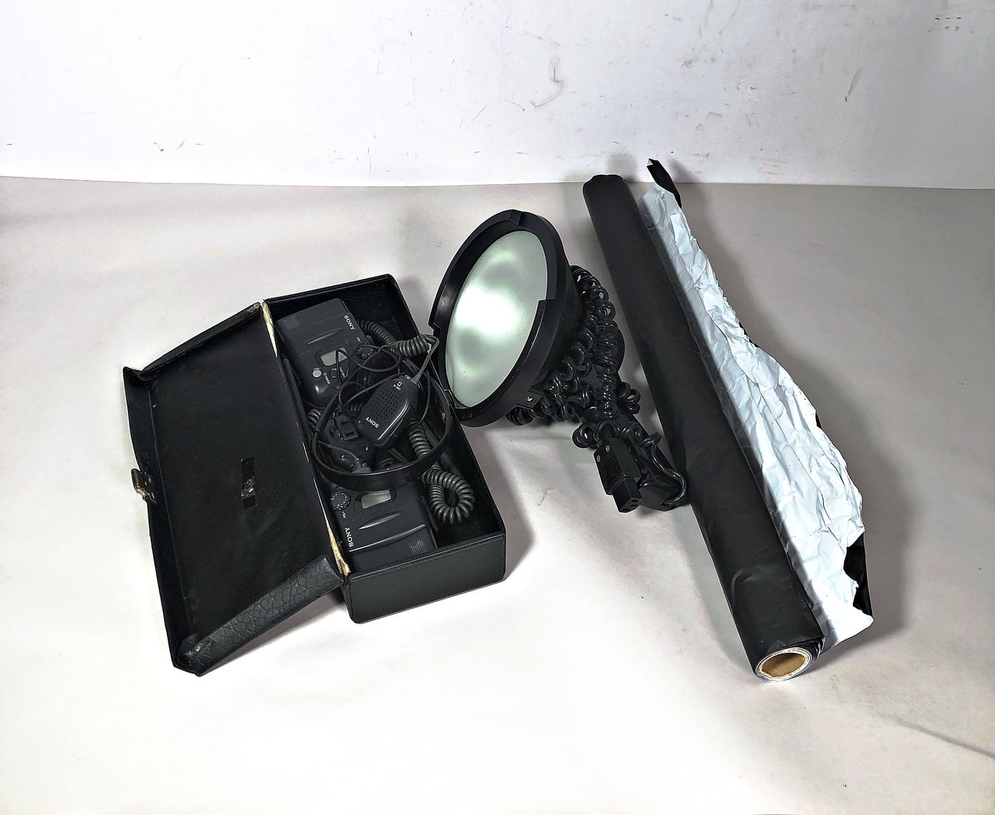 Set de 2 Walkie Talkies Sony, Foco de Iluminación y Rollo de Papel Reflectante