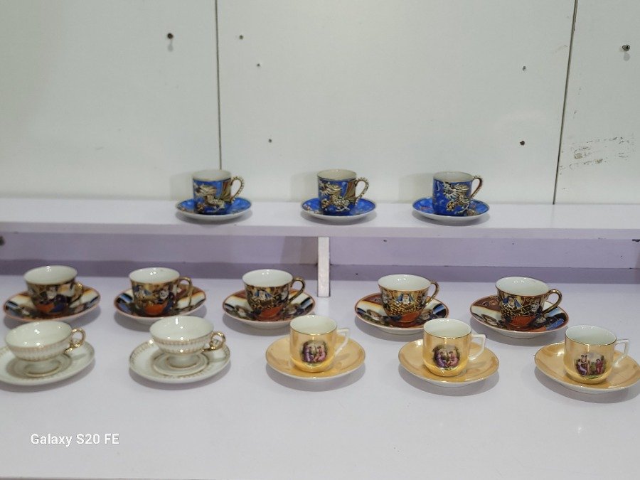 Juego de 26 pocillos y tazas de té en porcelana decorada con platitos