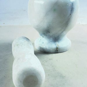 Mortero de Mármol Blanco con Mano - 11 cm - imagen 3