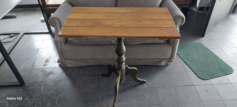 Lote siguiente: Mesa de centro en madera, diseño antiguo