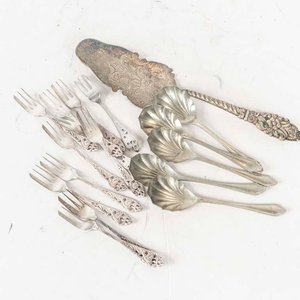 Lote de 17 Cubiertos de Alpaca y Platina con Diseños Florales y Conchas - imagen 1