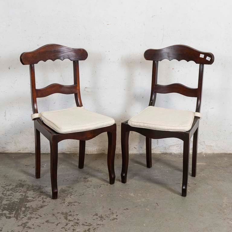 Par de Sillas de Madera Oscura con Asientos Esterillados y Almohadones