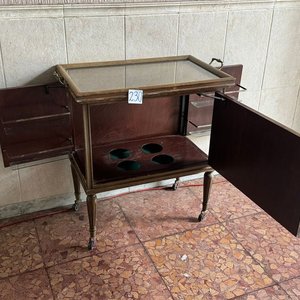 Lote anterior: Mesa Bar Antigua con Bandeja de Vidrio y Reparticiones
