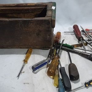 Cajón de Madera con Set de Destornilladores Varios - imagen 2