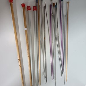 Lote siguiente: Juego de Agujas de Tejer de Madera y Metal