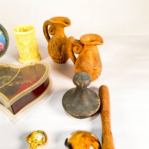 Lote de Adornos Variados: Jarras, Reloj, Guitarra y Más - imagen 5