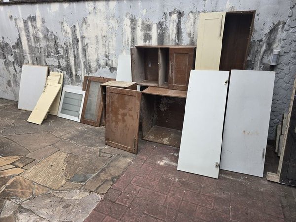 Restos de placares dañados y viejos - imagen 1