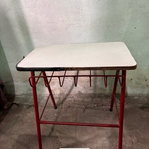 Mesa Estudiantil Metálica con Estante Inferior - imagen 4