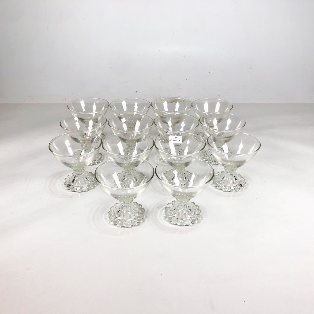 Lote siguiente: Catorce copas hialinas con vástago a puntos de 9 x 9 cm