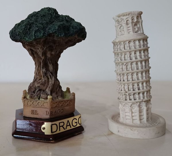 Dos adornos decorativos: Torre de Pisa y El Drago - imagen 1