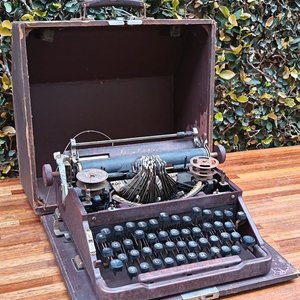 Lote siguiente: Máquina de Escribir Antigua Alemana con Maletín Original