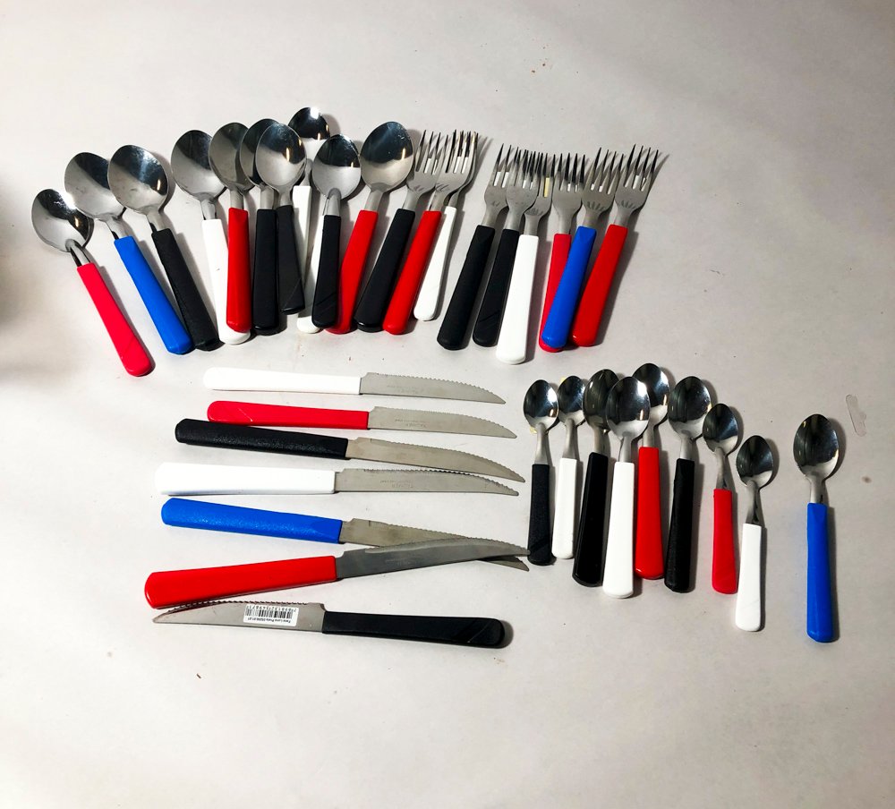 Set de 36 Cubiertos Metálicos con Mangos de Colores