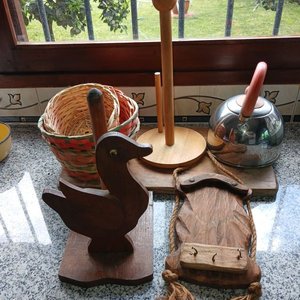 Lote siguiente: Set de Accesorios de Cocina y Hogar: Tabla, Panera, Cuelga Llaves y Caldera