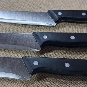 Set de Tres Cuchillas de Cocina con Mangos Negros - imagen 2