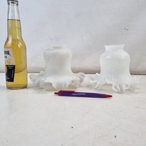 L 066 - 15 Piezas - Conjunto decorativo de pantallas en vidrio opalina con volados y selección de platos en porcelana y loza de diversas marcas (Presenta marcas visibles de uso) - imagen 7